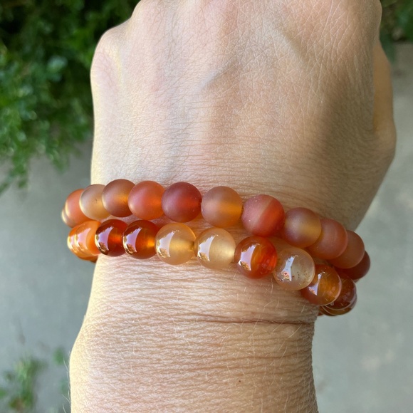 Shiny Elastic Carnelian Beaded Bracelet NWOT - Picture 3 of 5